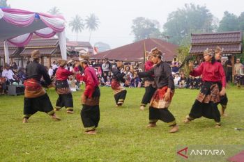 Belasan Mahasiswa Pentaskan Randai Hasil Belajar Bersama Maestro di Kubu Gadang