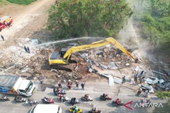 Pemkab Bekasi tertibkan bangunan liar di sepanjang Kali CBL kembalikan fungsi sungai