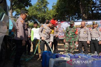 Polres Situbondo bantu distribusi air bersih ke desa kekurangan air