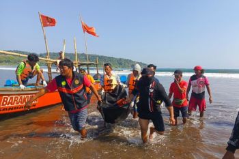 Tim SAR menemukan seorang nelayan korban perahu terbalik di Pangandaran