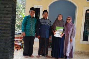 FEBI UIN Walisongo sampaikan santunan dan duka cita untuk almarhum Rizki Ramadhan