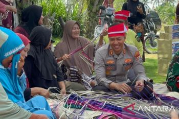 Ekspedisi Merah Putih Polres Dumai jangkau pesisir, salurkan bantuan pendidikan