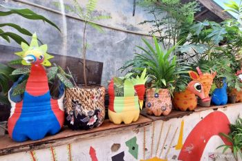 Warga Duren Tiga Jaksel sulap galon bekas jadi pot dan hiasan HUT RI