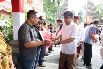 Pemkot Denpasar serahkan bansos untuk 70 warga korban bencana alam