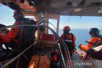 SAR gabungan mengerahkan tiga kapal dan helikopter mencari korban KMP Yasmin