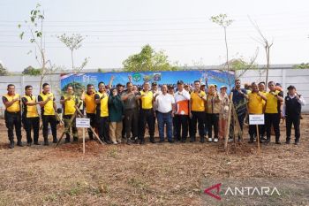 Pemkot dan Polrestro Jakut gelar aksi penghijauan sambut HUT 81 RI
