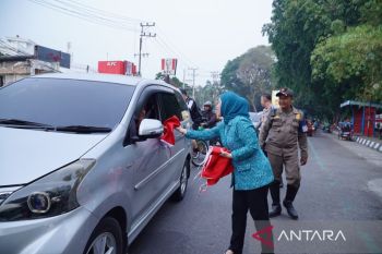 Pemkot Palembang bagikan 5.000 bendera Merah Putih gratis sambut HUT Ke-81 RI