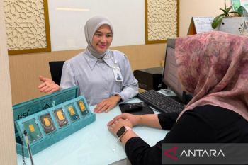 Harga emas hari ini kompak turun
