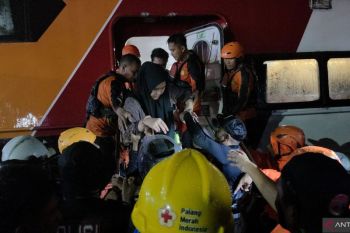 Tim SAR Padang evakuasi penumpang kapal cepat yang kandas
