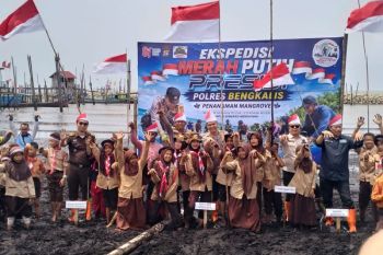 Ekspedisi Merah Putih Presisi di Pambang Pesisir, Polres Bengkalis salurkan bansos dan tanam 600 Mangrove