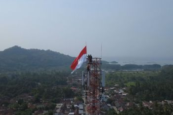Marinir Lampung kibarkan Merah Putih di puncak menara Telkomsel  setinggi 74 meter