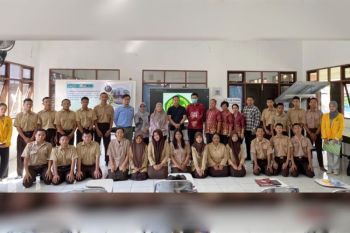FMIPA dan FKIP UPR Edukasi energi terbarukan di SMKN 1 Palangka Raya