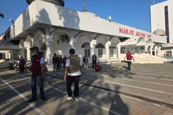 Warga Makassar bersihkan rumah ibadah sambut HUT ke 81 RI