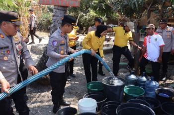 Polres Lombok Timur menyalurkan air bersih ke warga kawasan pesisir