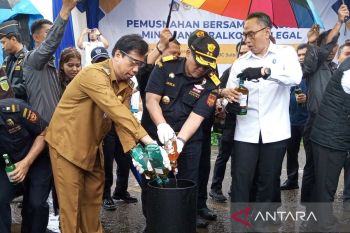 3.072 liter minuman alkohol impor ilegal disita di Sulsel