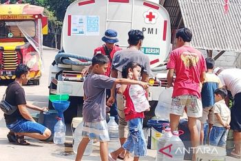 PMI Cianjur mendistribusikan air bersih untuk fasilitas kesehatan