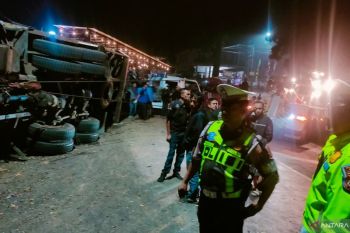 Polres Cianjur menambah rambu peringatan di titik rawan kecelakaan