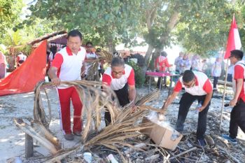 Momen HUT RI ke-81, Polres Pasaman Barat gotong royong bersihkan sampah di Pantai Pigago