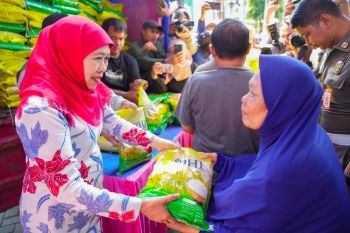 Gubernur Khofifah selenggarakan pasar murah di dua kampung Surabaya jelang HUT RI