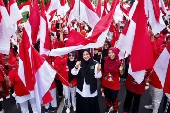 ASN Banyuwangi bagi-bagi bendera Merah Putih meriahkan HUT ke-81 RI