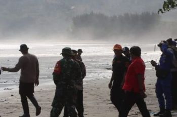 Petugas siapkan perangkap untuk buaya di pesisir Tulungagung