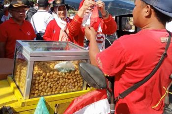 Warga Gorontalo Utara antusias sambut pembagian bendera merah putih