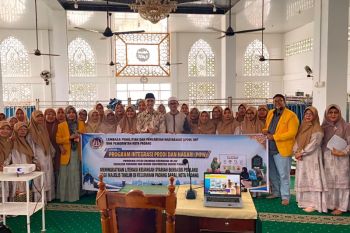 FEB UNP bekali ibu-Ibu Majelis Taklim di Padang pengelolaan keuangan syariah