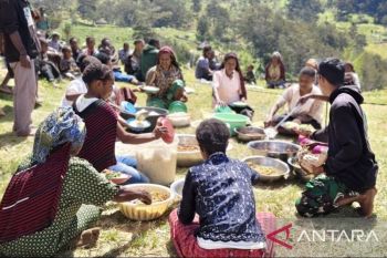 Satgas Yonif 511/DY sediakan 200 porsi makanan sehat bagi warga Popome