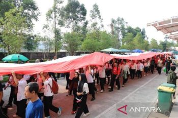 Ribuan pemuda di Tangerang ikutii kirab bendera merah putih sepanjang 81 meter