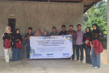 Tim PKM Undhari dampingi IKM Keripik Tempe Sungai Langkok teknik pelabelan berbasis Website