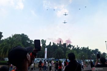 Warga abadikan momen atraksi pesawat tempur di Monas