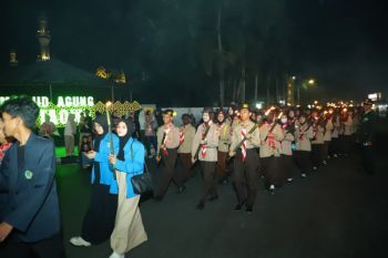 Ratusan pelajar meriahkan Pawai Obor HUT RI Ke-81 di Amuntai