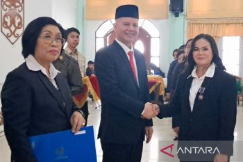 289 ASN Pemkab Gumas terima Satyalancana Karya Satya