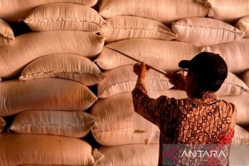 Kado HUT RI ribuan warga Mahulu terdampak kekeringan terima bapokting