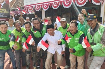 Anggota DPR RI rayakan HUT Ke-81 RI bersama pengemudi ojol