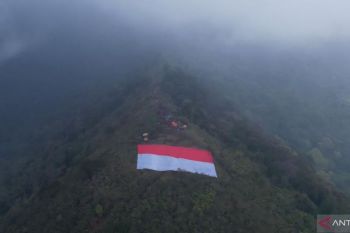 Ratusan pendaki di Bandung mengibarkan bendera Merah Putih raksasa