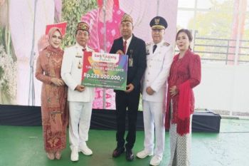 Bupati Kapuas terima bantuan ambulans program CSR dari Bank Kalteng