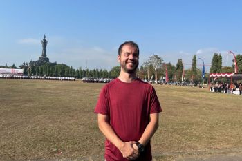 Bule sampai rela pakai baju merah putih antusias saksikan upacara HUT RI di Bali