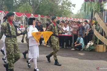 Siswi SMAN 1 Palembang pembawa baki pada Upacara HUT RI di Palembang