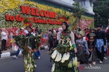Karnaval kreasi masyarakat memeriahkan peringatan HUT ke-81 RI di Garut