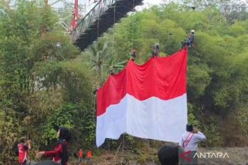 Warga kompak kibarkan bendera raksasa di jembatan di Sungai Citanduy