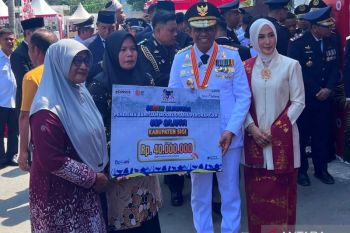 Sulteng serahkan bantuan usaha ekonomi untuk masyarakat miskin