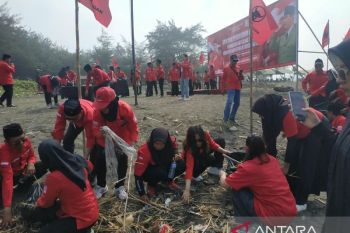 PDIP Jember tanamkan peduli lingkungan usai upacara HUT RI