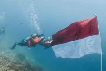 Basarnas Kupang mengibarkan Merah Putih di kedalaman 10 meter