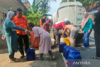 BPBD Cianjur berkolaborasi dengan PMI dan Perumdam distribusikan air