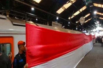 KAI Daop 6 mengajak penumpang rayakan HUT Ke-81 RI bentangan bendera 25 meter
