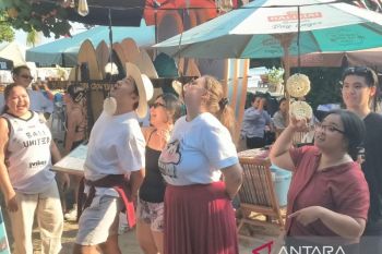 Wisman ikuti lomba khas 17 Agustus di Pantai Legian