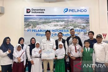 Pelindo Pangkalbalam serahkan beasiswa maknai HUT Ke-81 RI