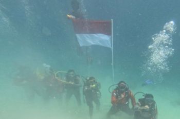 Polres dan SAR Simeulue kibarkan bendera bawah laut