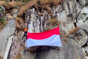 Semarak HUT Ke-81 RI, MALIMPA UMS kibarkan merah putih di Tebing Watu Gribik Wonosobo